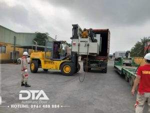 cau dan xe nang len container 9